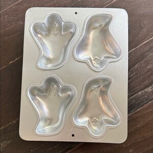 Wilton Silver Ghost-Shaped Cake Pan